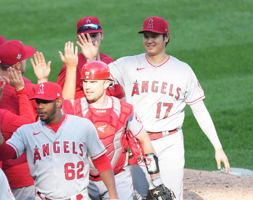 ホワイトソックスに勝利し、笑顔でタッチをするエンゼルス大谷(右端)(撮影・菅敏)