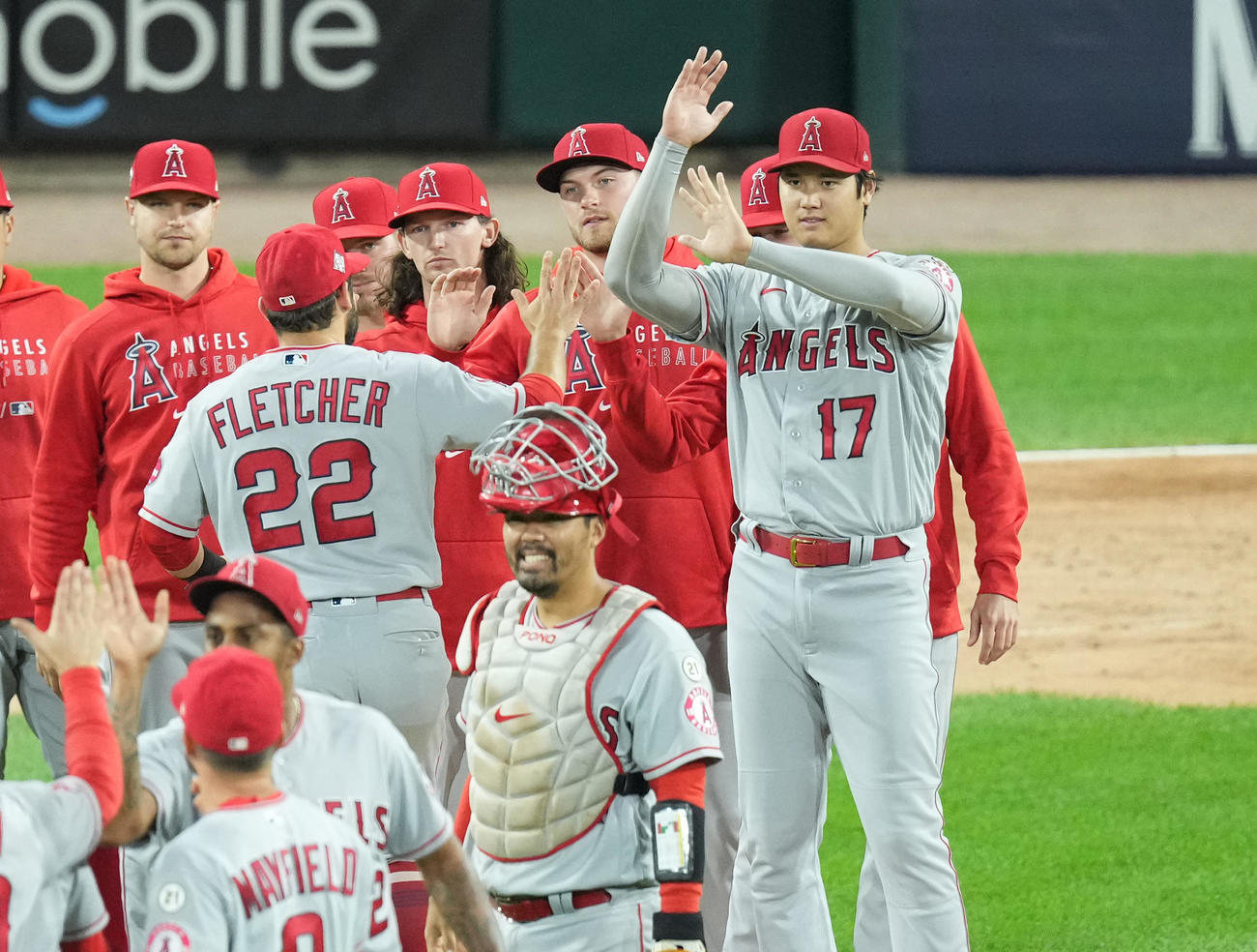 ホワイトソックスに勝利し、ナインとタッチをするエンゼルス大谷（右端）（撮影・菅敏）