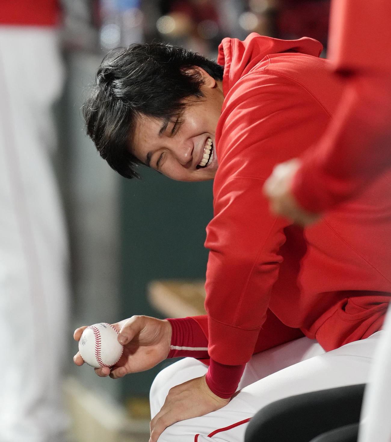 エンゼルス対アスレチックス　試合中、ボールを手に笑顔を見せるエンゼルス大谷（撮影・菅敏）