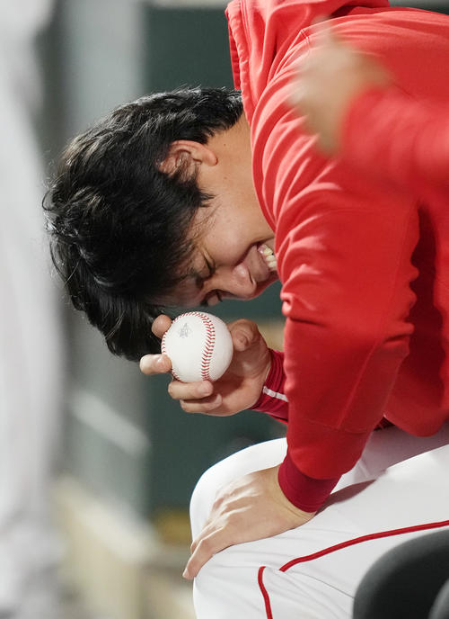 エンゼルス対アスレチックス　試合中、ボールを手に笑顔を見せるエンゼルス大谷（撮影・菅敏）