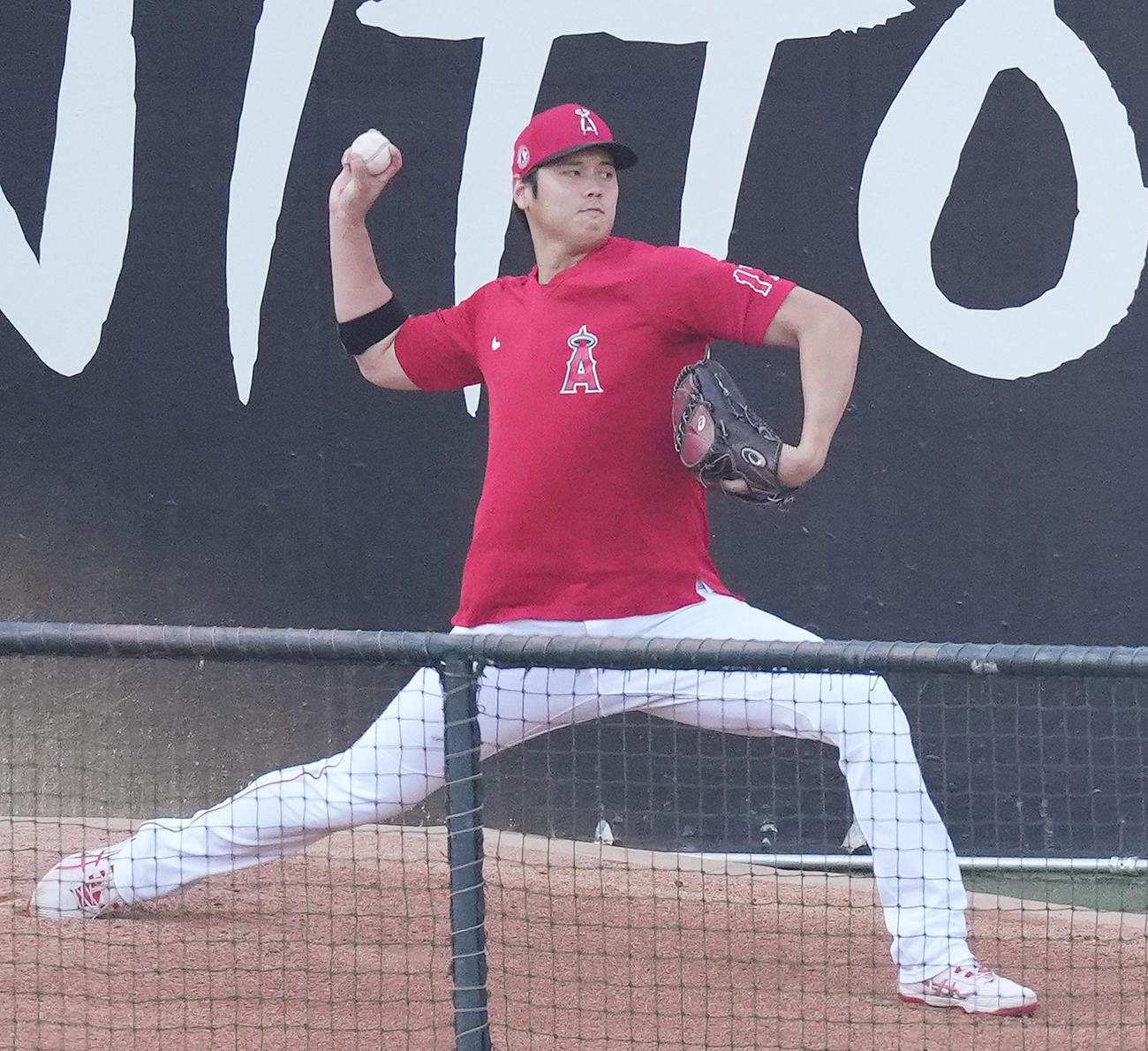 エンゼルス対アスレチックス　試合前、ブルペンで投球練習をするエンゼルス大谷（撮影・菅敏）