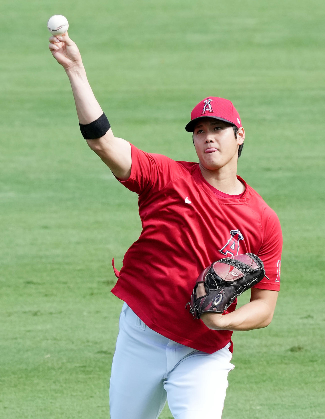 エンゼルス対アストロズ　試合前、キャッチボールをするエンゼルス大谷（撮影・菅敏）