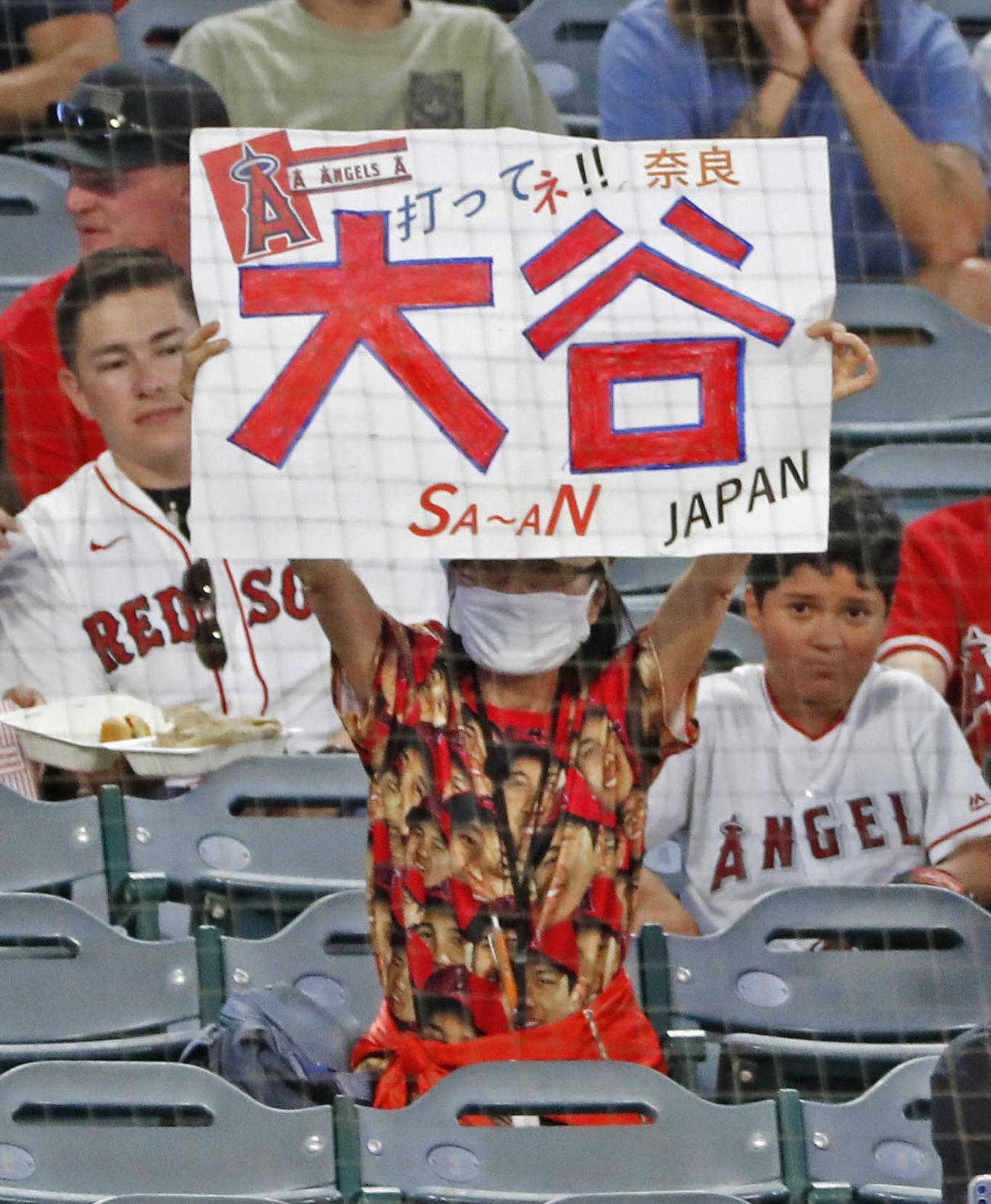 アストロズ戦でエンゼルス・大谷を応援するファン＝アナハイム（共同）