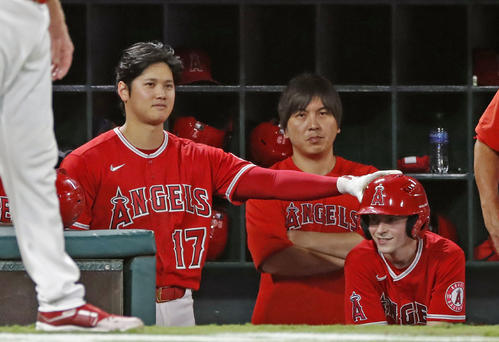 アストロズ戦のベンチで試合を見つめるエンゼルス・大谷(左)=アナハイム(共同)