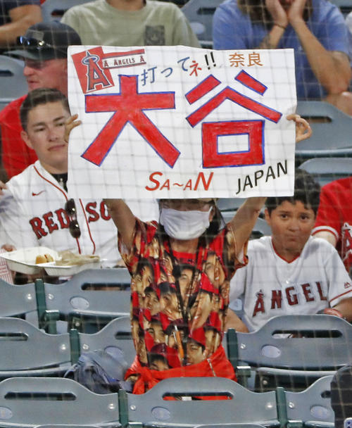 アストロズ戦でエンゼルス・大谷を応援するファン=アナハイム(共同)
