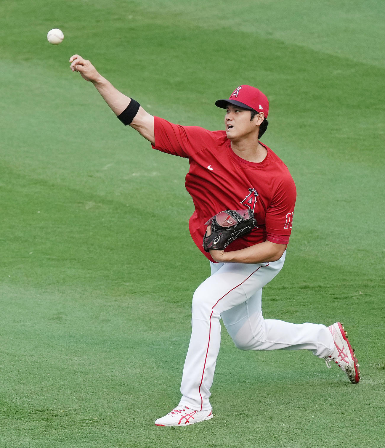 エンゼルス対アストロズ　試合前、キャッチボールで調整するエンゼルス大谷（撮影・菅敏）