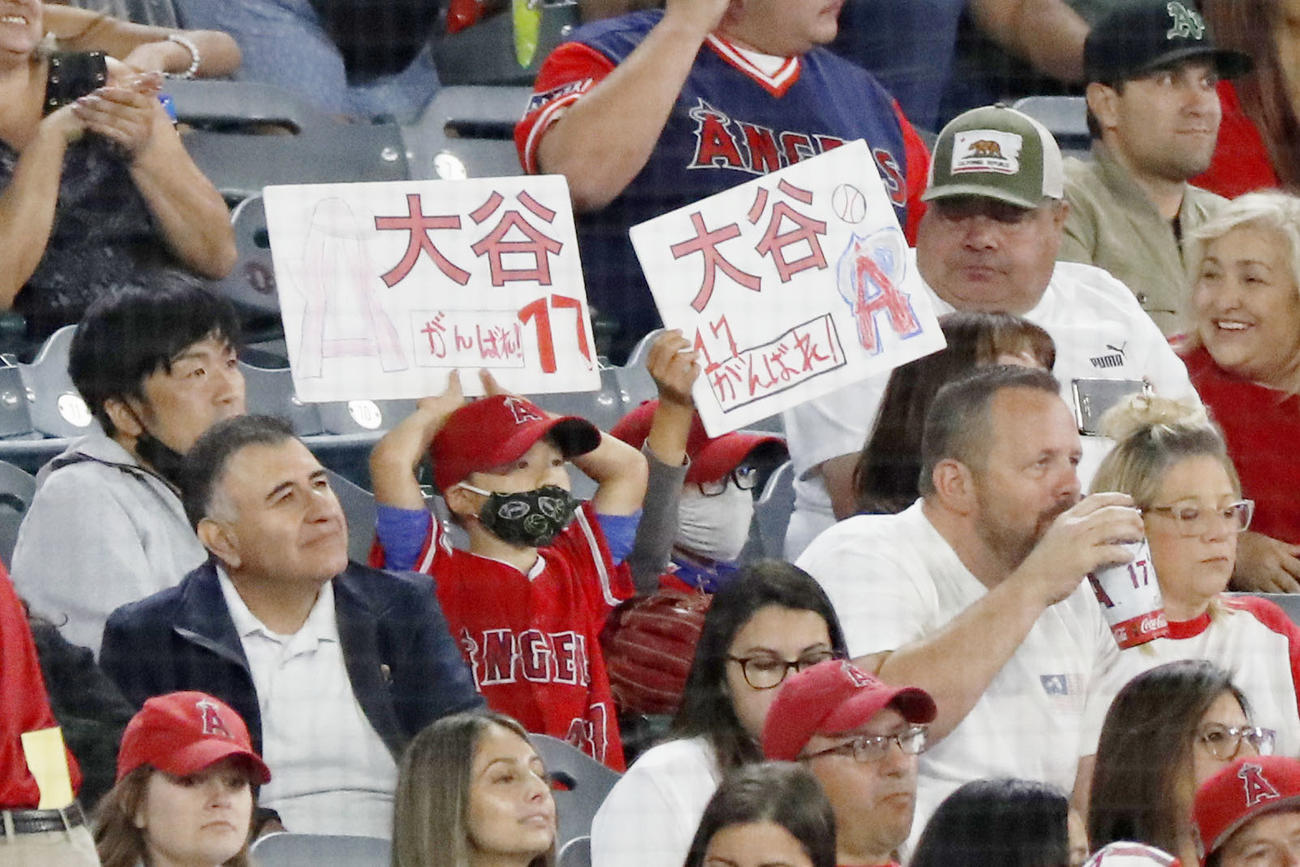 アストロズ戦でエンゼルス・大谷を応援するファン＝アナハイム（共同）