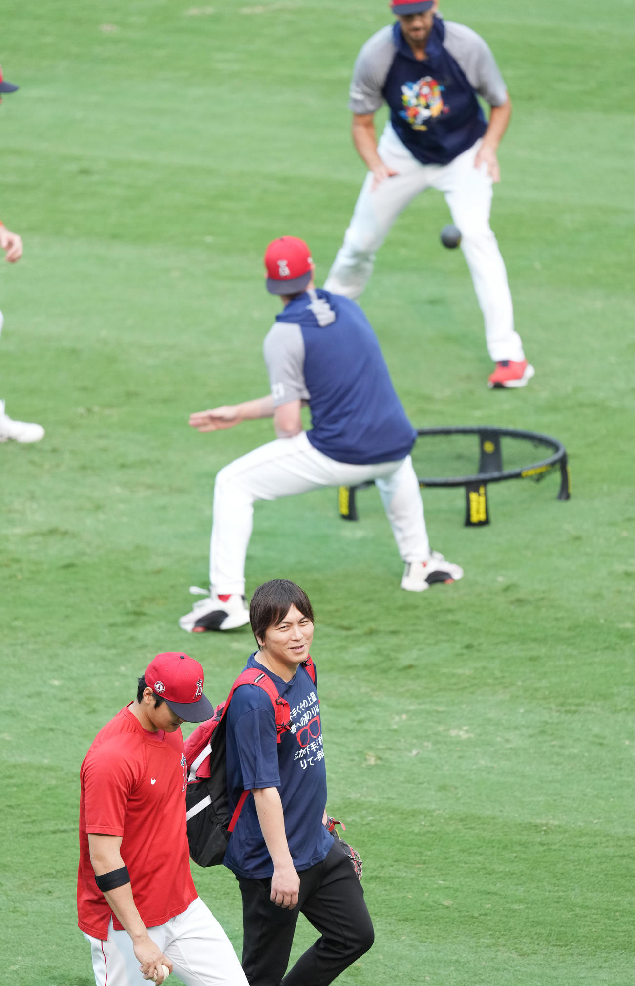 エンゼルス対アストロズ　試合前、キャッチボールを終え、練習するナインを横目にロッカールームに戻るエンゼルス大谷（撮影・菅敏）