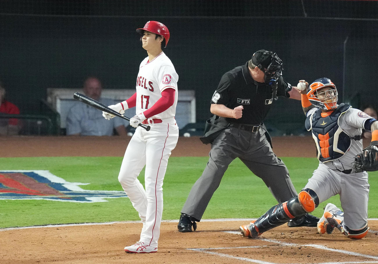 エンゼルス対アストロズ　1回裏エンゼルス1死、見逃しの三振に倒れるエンゼルス大谷（撮影・菅敏）