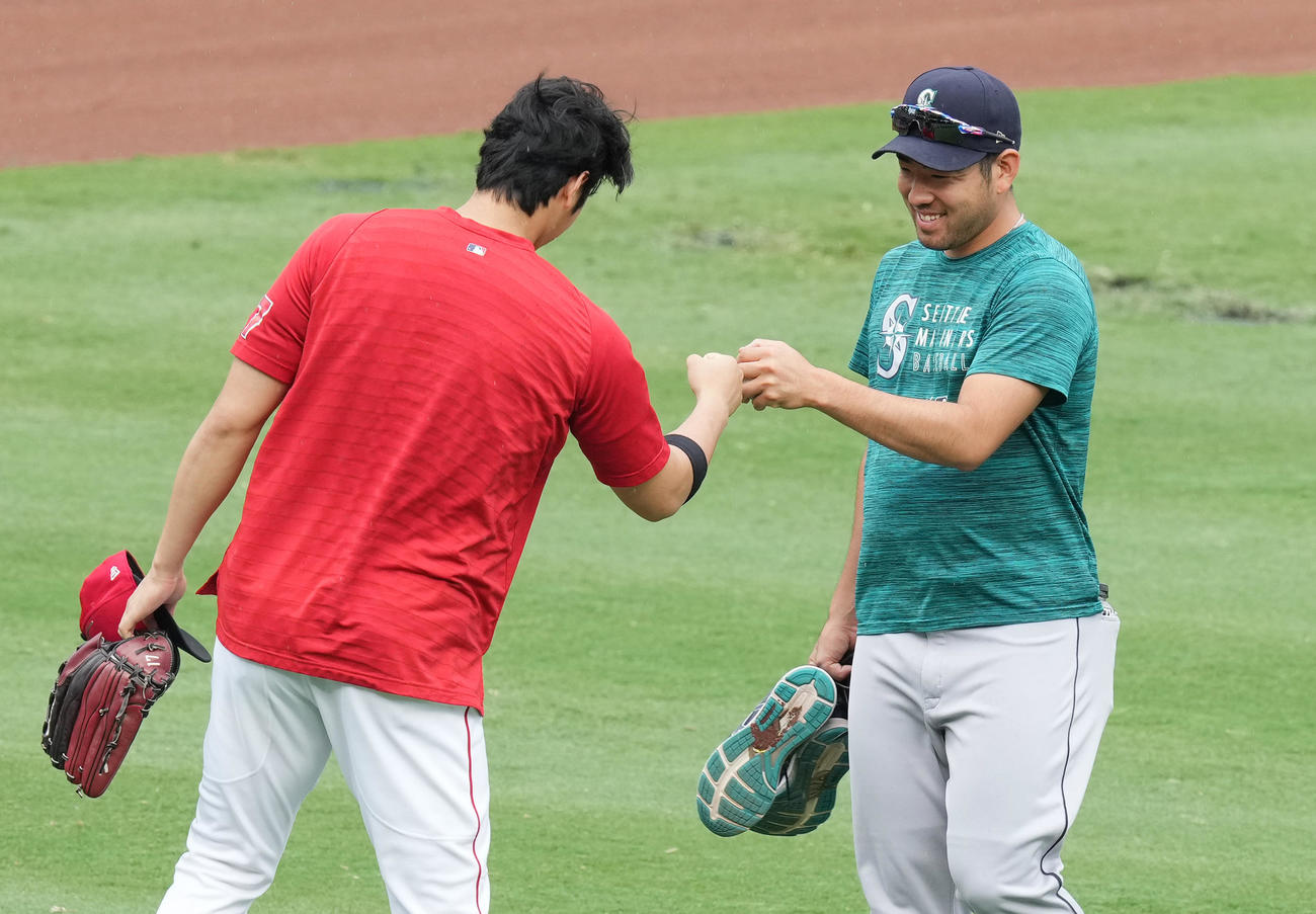 エンゼルス対マリナーズ　試合前、マリナーズ菊池（右）とタッチであいさつするエンゼルス大谷(撮影・菅敏）