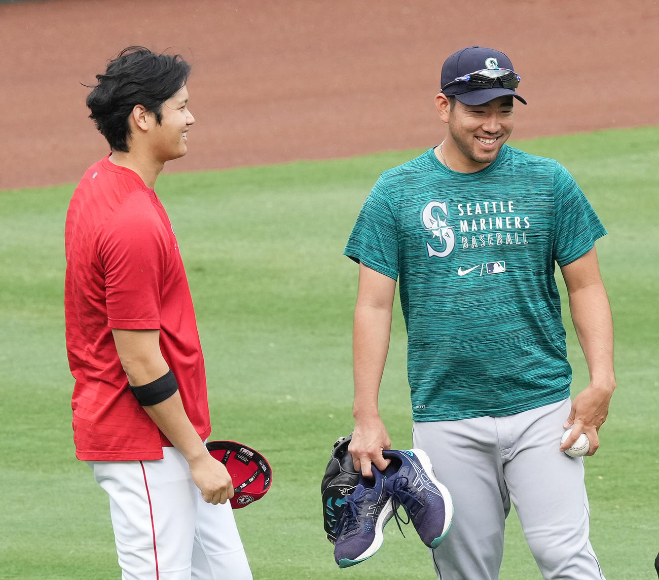 エンゼルス対マリナーズ　試合前、マリナーズ菊池（右）に笑顔であいさつするエンゼルス大谷(撮影・菅敏）