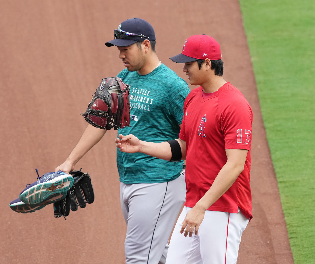 エンゼルス対マリナーズ　試合前、マリナーズ菊池（左）とブルペンに向かうエンゼルス大谷(撮影・菅敏）