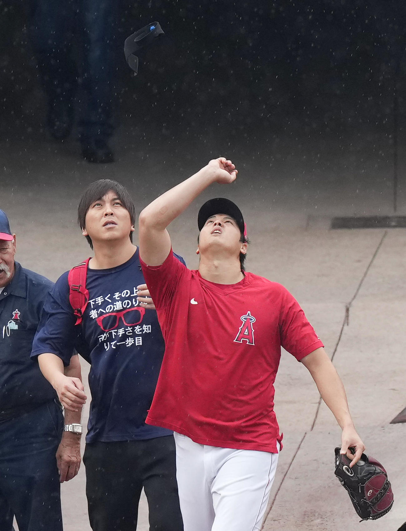 エンゼルス対マリナーズ　試合前の練習を終え、バンドを上に向かってエンゼルス大谷(撮影・菅敏）