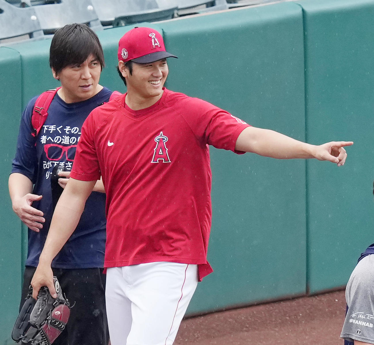 エンゼルス対マリナーズ　試合前の練習を終え、笑顔でロッカールームに戻るエンゼルス大谷。左は水原通訳(撮影・菅敏）