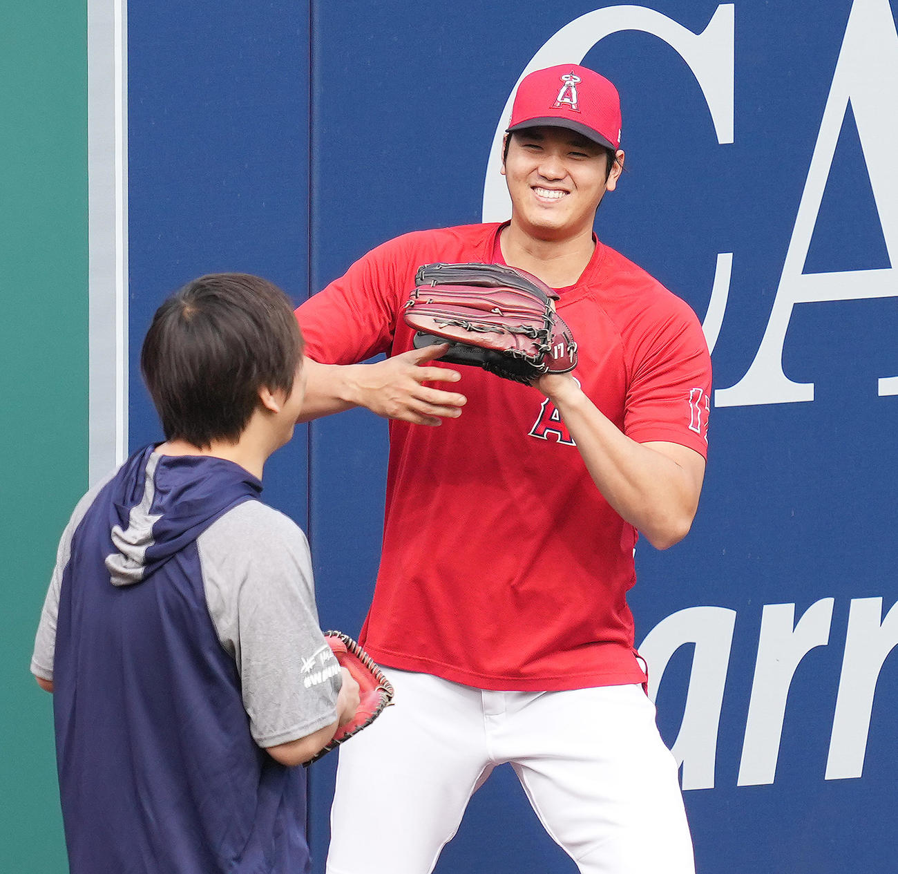 エンゼルス対マリナーズ　試合前、笑顔で調整するエンゼルス大谷(撮影・菅敏）