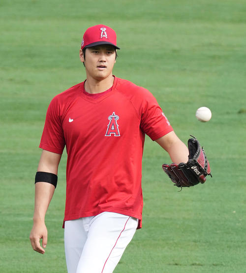 エンゼルス対マリナーズ　試合前、キャッチボールで調整するエンゼルス大谷(撮影・菅敏）