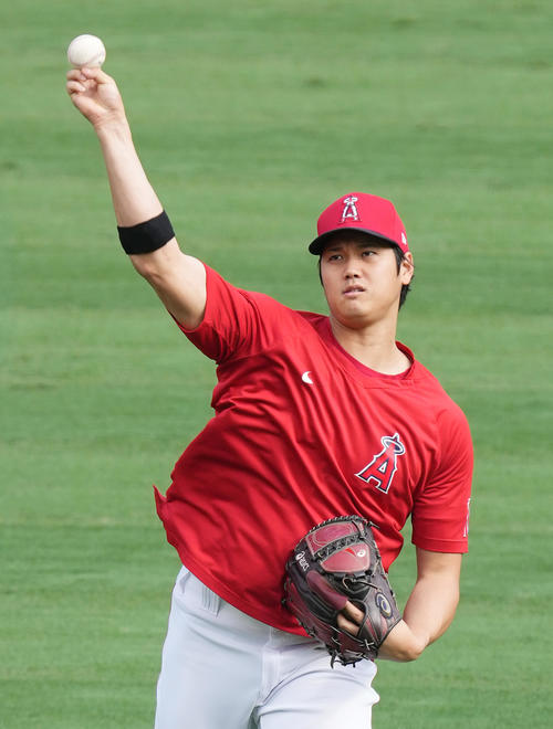 エンゼルス対マリナーズ　試合前、キャッチボールで調整するエンゼルス大谷(撮影・菅敏）