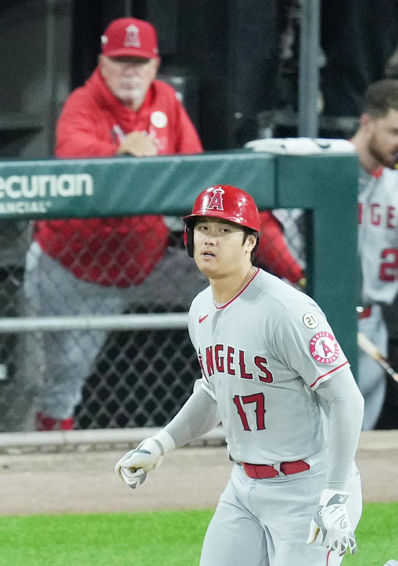ホワイトソックス対エンゼルス　浮かない表情を見せるエンゼルス大谷とマドン監督（後方）（2021年9月15日）