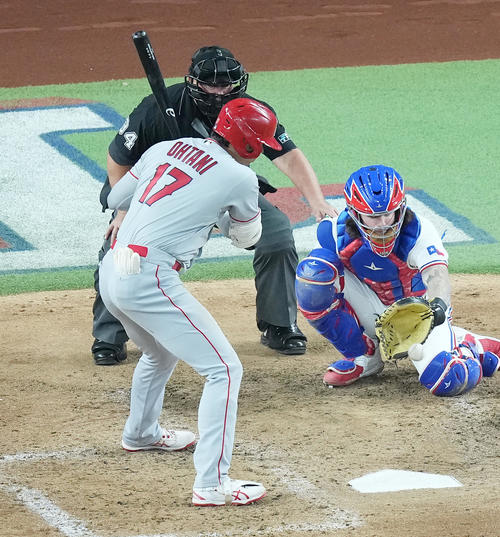 レンジャーズ対エンゼルス　6回表エンゼルス無死、見逃しの三振に倒れるエンゼルス大谷（撮影・菅敏）