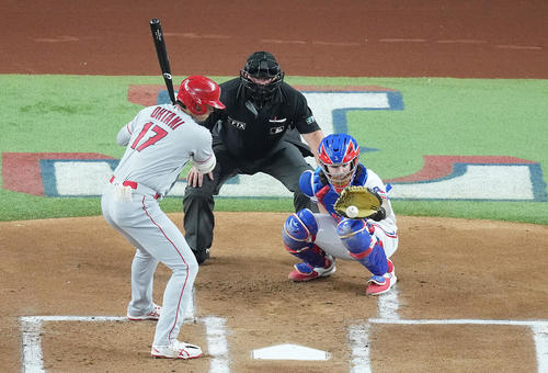 レンジャーズ対エンゼルス　1回表エンゼルス1死、四球を選ぶエンゼルス大谷（撮影・菅敏）
