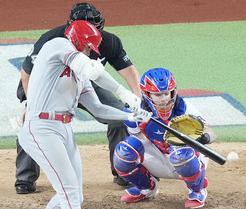 レンジャーズ対エンゼルス　9回表エンゼルス無死、二直に倒れるエンゼルス大谷（撮影・菅敏）