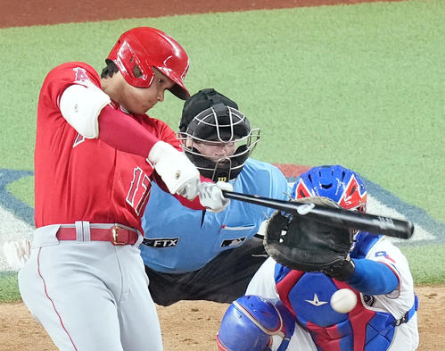 レンジャーズ対エンゼルス 6回表エンゼルス無死、一塁内野安打を放つエンゼルス大谷(撮影・菅敏)
