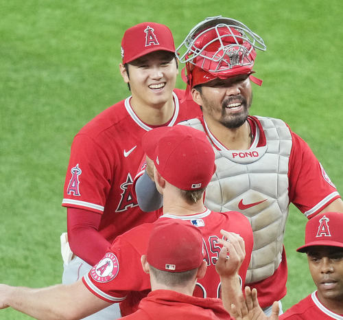 レンジャーズに勝利し、笑顔でナインとタッチをするエンゼルス大谷(撮影・菅敏)