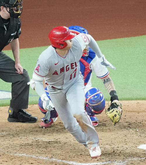 レンジャーズ対エンゼルス 6回表エンゼルス2死、左へ二塁打を放つエンゼルス大谷(撮影・菅敏)