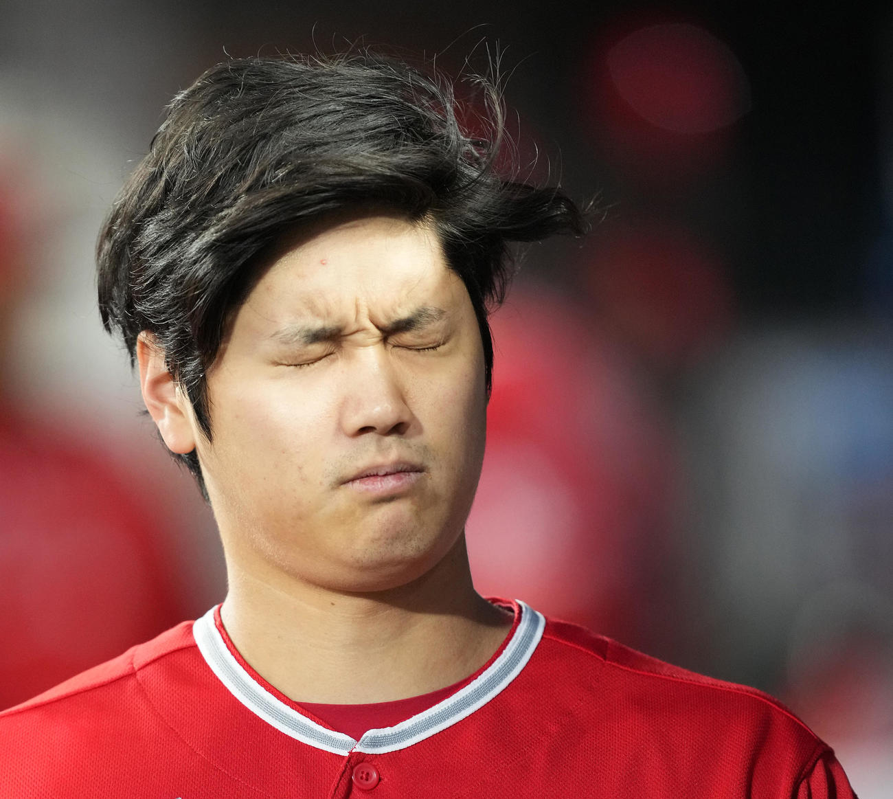 マリナーズ対エンゼルス　試合前、ベンチで熱風が顔に当たり驚くエンゼルス大谷（撮影・菅敏）