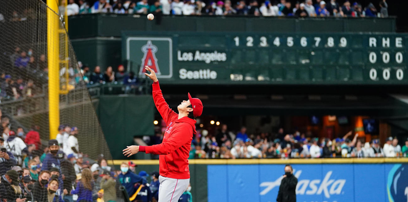 マリナーズ対エンゼルス　試合前、サインしたボールをスタンドに投げ入れるエンゼルス大谷（撮影・菅敏）