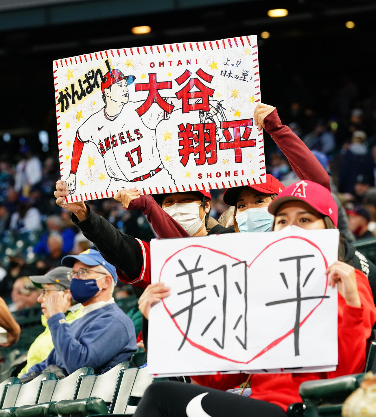 マリナーズ対エンゼルス　エンゼルス大谷に声援を送るファン（撮影・菅敏）