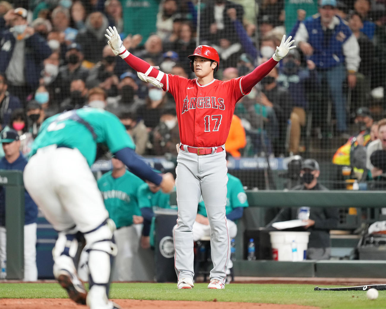 マリナーズ対エンゼルス　3回表エンゼルス無死一、二塁、マーシュの2点適時打で生還する走者を迎えるエンゼルス大谷（撮影・菅敏）