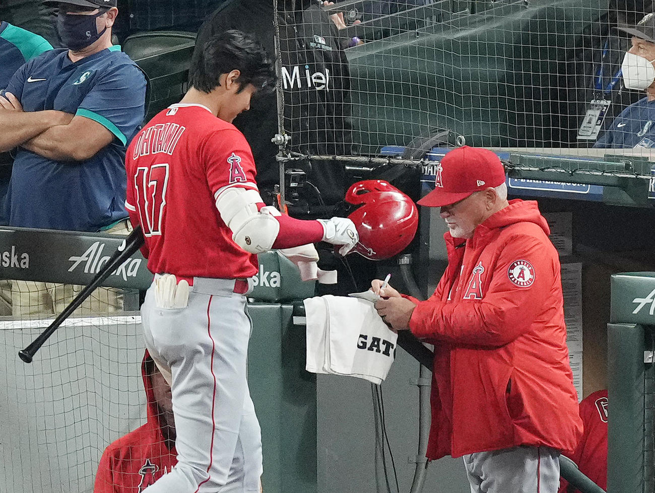 マリナーズ対エンゼルス　8回表エンゼルス2死、空振りの三振に倒れ、ベンチに戻るエンゼルス大谷。右はマドン監督（撮影・菅敏）