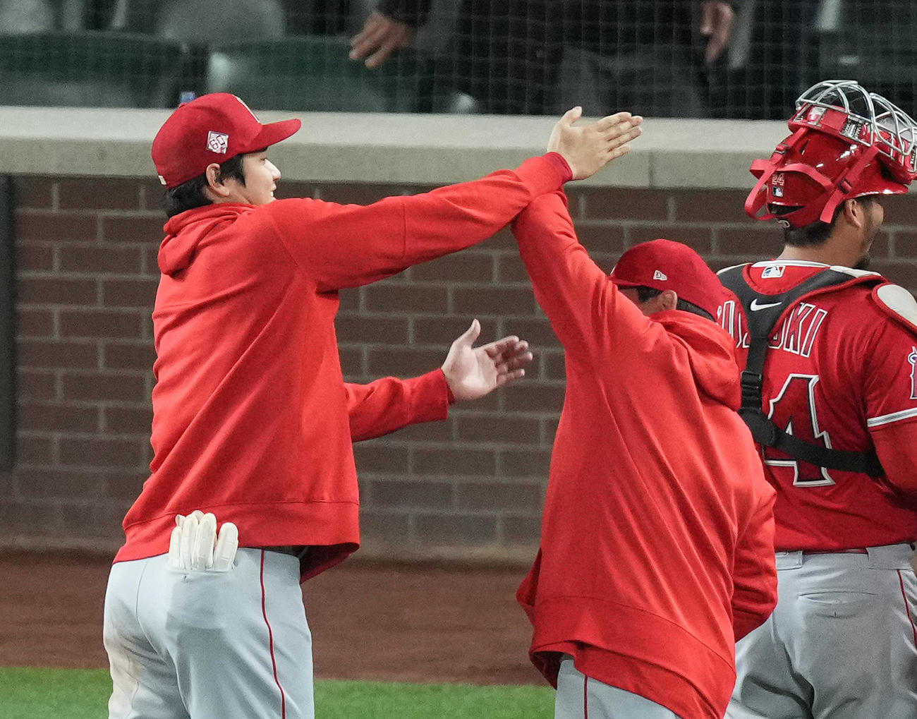 マリナーズに勝利し、おどけるエンゼルス大谷は、コーチにチョップをする（撮影・菅敏）