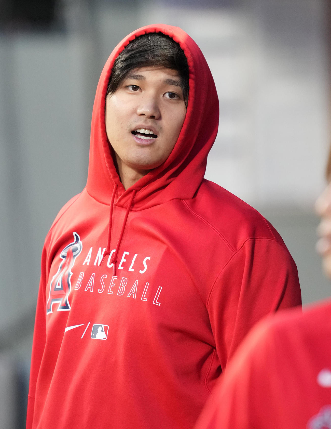 マリナーズ対エンゼルス　試合前、ベンチでパーカーを着るエンゼルス大谷（撮影・菅敏）