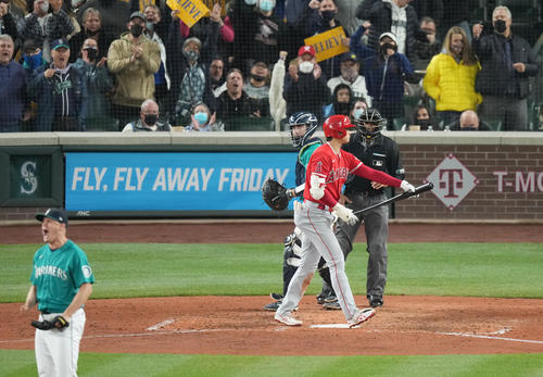マリナーズ対エンゼルス 8回表エンゼルス2死、空振りの三振に倒れるエンゼルス大谷(撮影・菅敏)