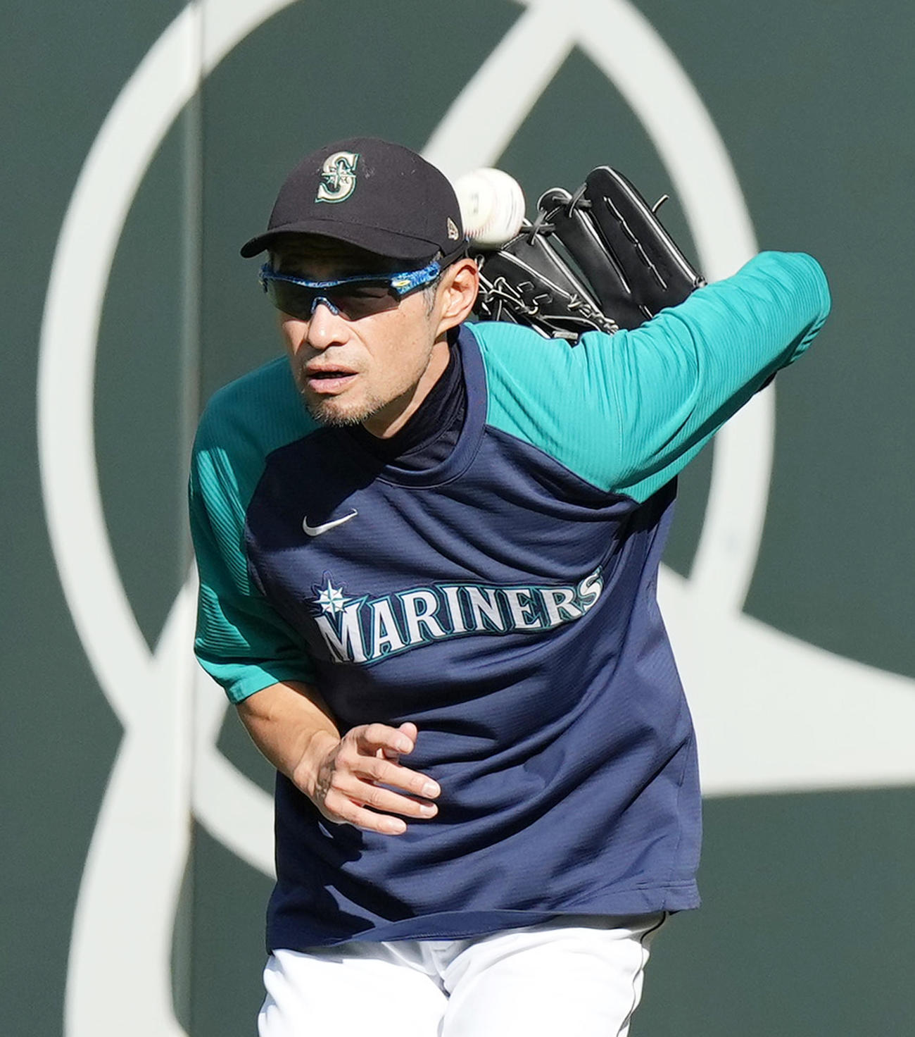マリナーズ対エンゼルス　試合前の練習中に背面キャッチをするイチロー氏（撮影・菅敏）