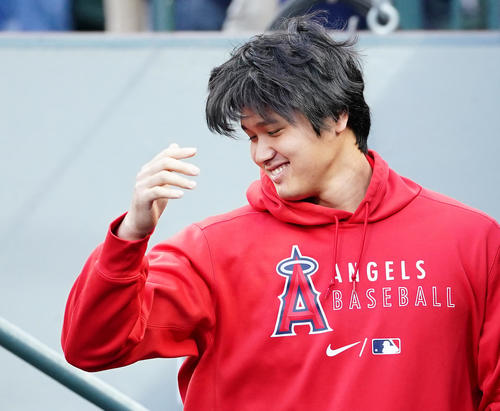 マリナーズ対エンゼルス　試合前、ベンチでさわやかな表情を見せるエンゼルス大谷（撮影・菅敏）