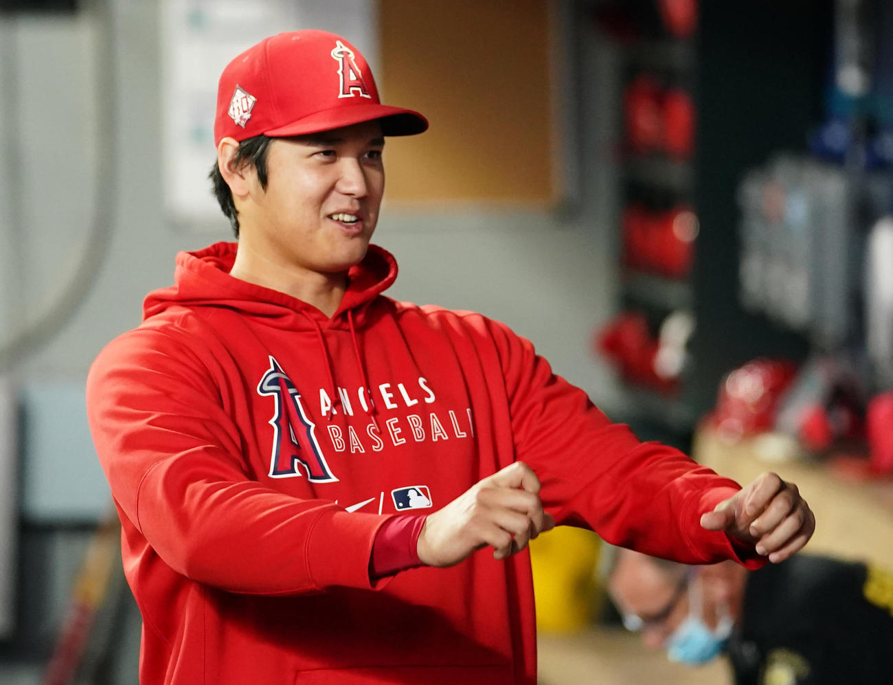 マリナーズ対エンゼルス　試合前、ベンチで笑顔を見せるエンゼルス大谷（撮影・菅敏）