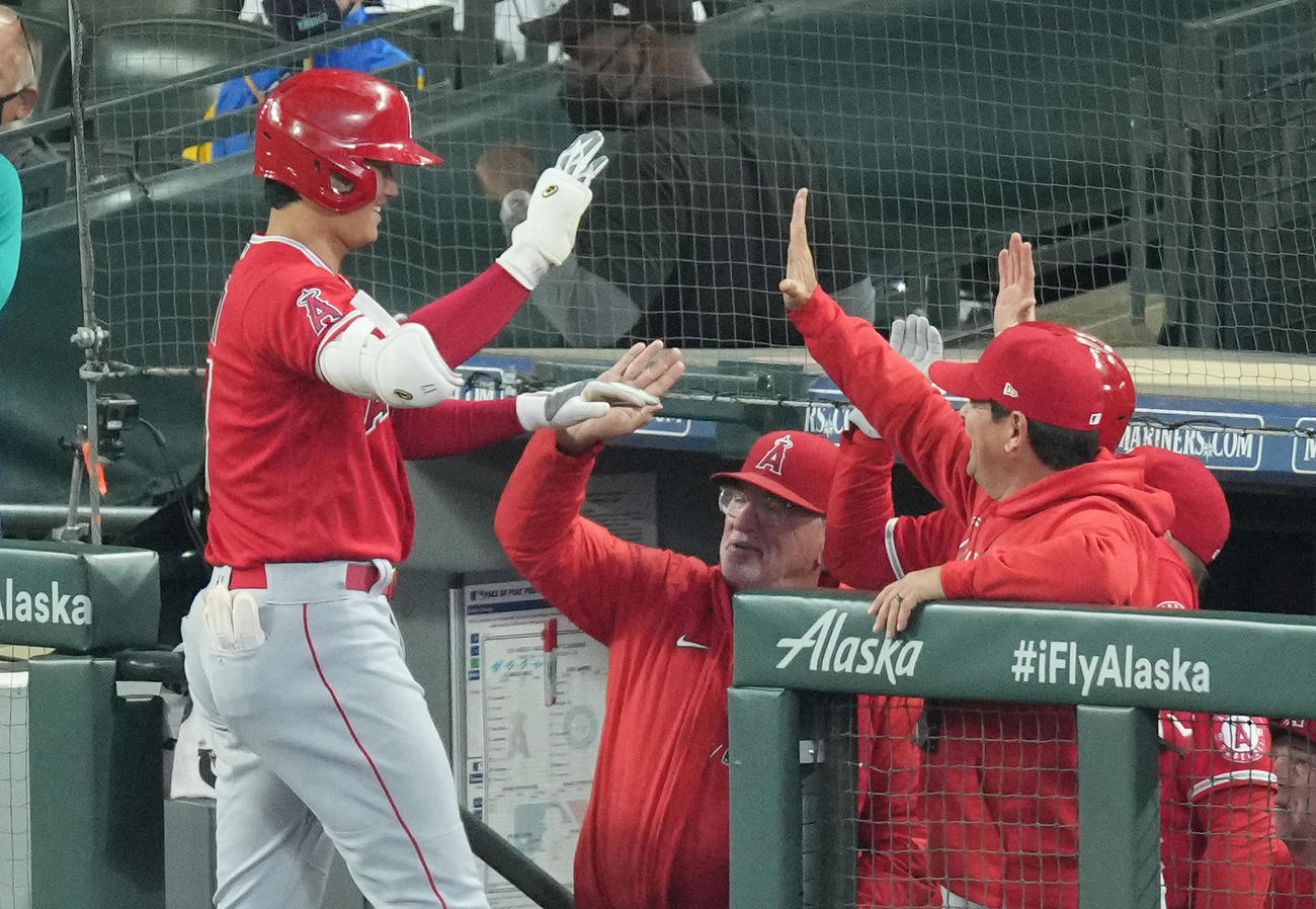 マリナーズ対エンゼルス　1回表エンゼルス無死、右越えに先制の46号本塁打を放ち、マドン監督（左から2人目）にタッチで迎えられるエンゼルス大谷（撮影・菅敏）