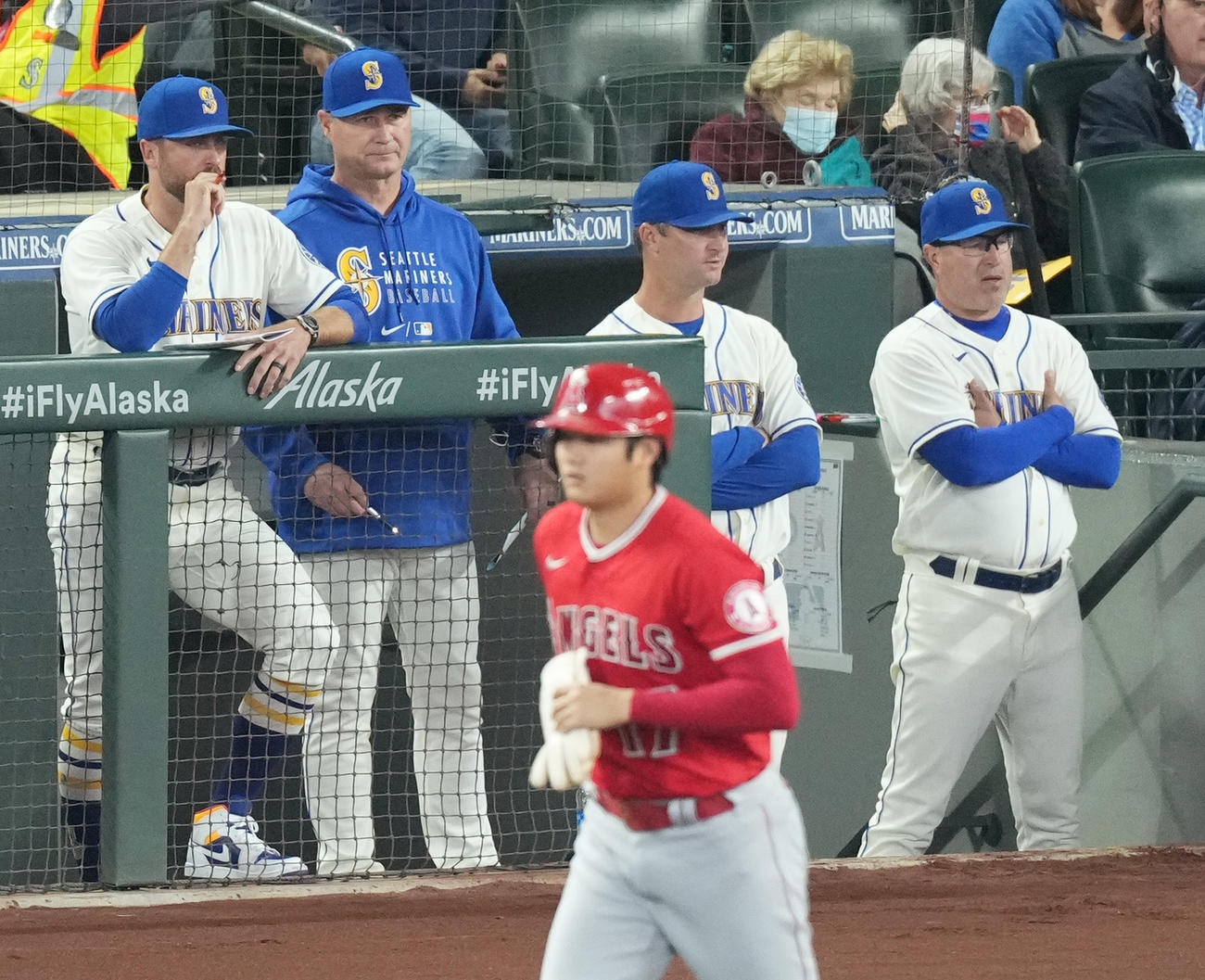 マリナーズ対エンゼルス　2回表エンゼルス1死二塁、申告敬遠を受け一塁に向かうエンゼルス大谷を前にするマリナーズ・サービス監督（左から2人目）（撮影・菅敏）