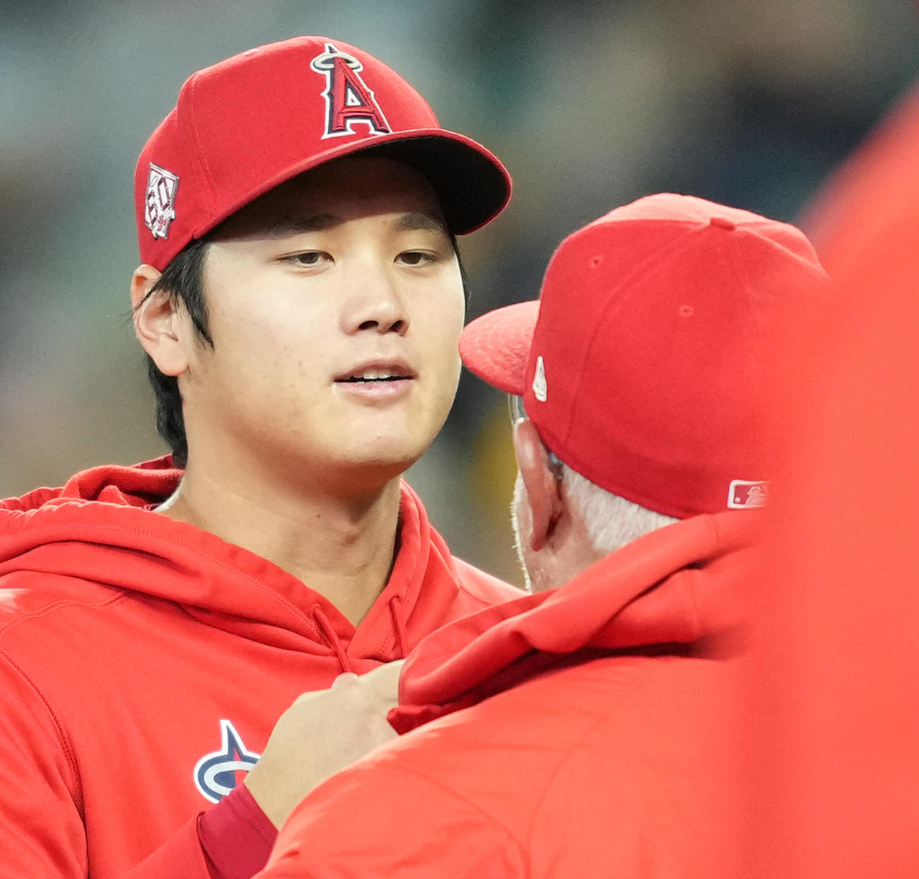 シーズンを終え、マドン監督（右）とハグするエンゼルス大谷（撮影・菅敏）