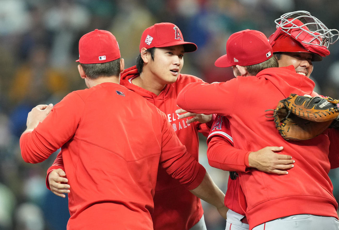 シーズン最終戦を終え、ナインとハグするエンゼルス大谷（撮影・菅敏）