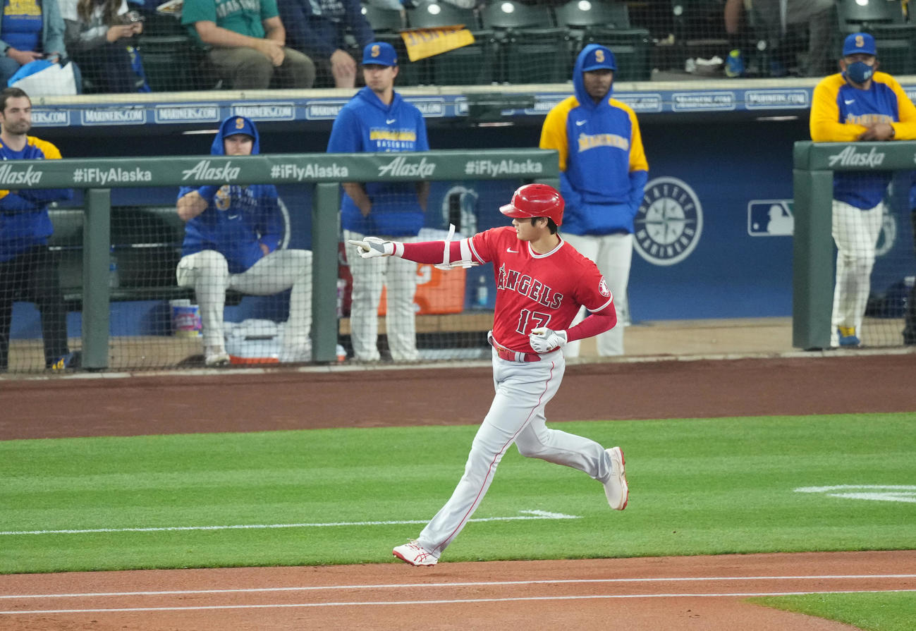 マリナーズ対エンゼルス　1回表エンゼルス無死、右越えに先制の46号本塁打を放ち、ダイヤモンドを回るエンゼルス大谷（撮影・菅敏）