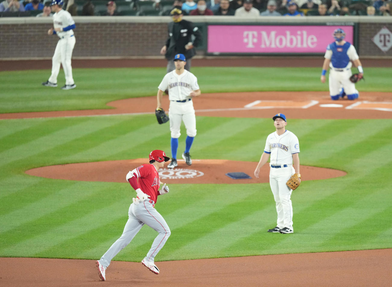 マリナーズ対エンゼルス　1回表エンゼルス無死、右越えに先制の46号本塁打を放ち、ダイヤモンドを回るエンゼルス大谷（撮影・菅敏）