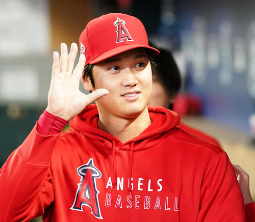 マリナーズ対エンゼルス　試合前、ファンに手を振るエンゼルス大谷（撮影・菅敏）