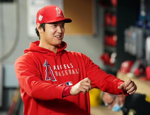 マリナーズ対エンゼルス　試合前、ベンチで笑顔を見せるエンゼルス大谷（撮影・菅敏）