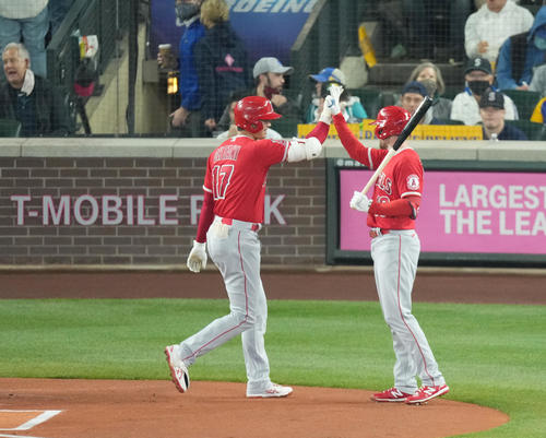 マリナーズ対エンゼルス　1回表エンゼルス無死、右越えに先制の46号本塁打を放ち、ゴスリン（右）にタッチで迎えられるエンゼルス大谷（撮影・菅敏）