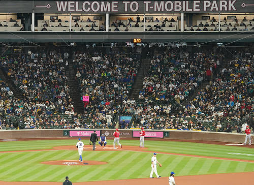 マリナーズ対エンゼルス　1回表エンゼルス無死、右越えに先制の46号本塁打を放ち、静まり返るマリナーズファンを前にダイヤモンドを回るエンゼルス大谷（撮影・菅敏）