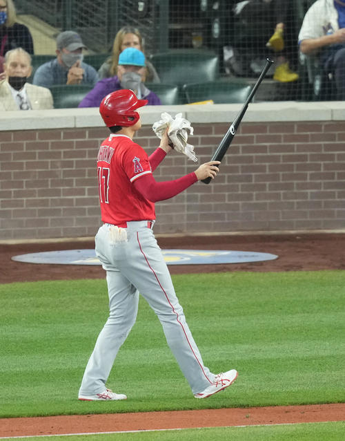 マリナーズ対エンゼルス　2回表エンゼルス1死二塁、申告敬遠を受けるエンゼルス大谷（撮影・菅敏）